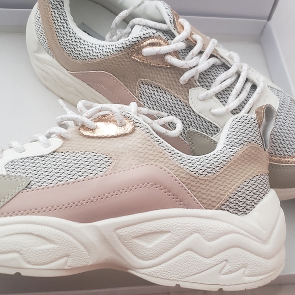 ๐HOST PICK๐ Steve Madden Shirli Sneakers - Picture 3 of 5